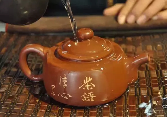 为什么坭兴陶价格便宜，坭兴陶市价仅为宜兴紫砂陶的十分之一？